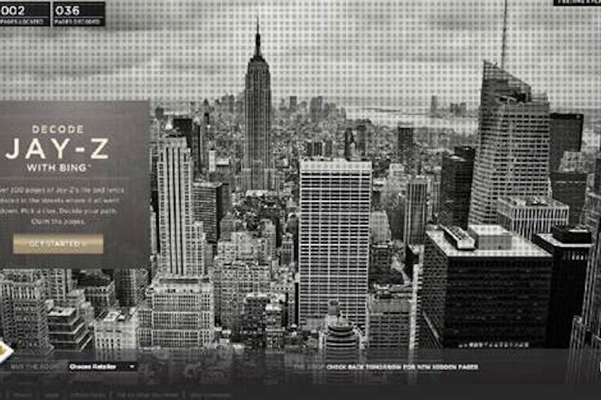 Tekst "Decode Jay-Z with Bing" foran en sort/hvitt storby