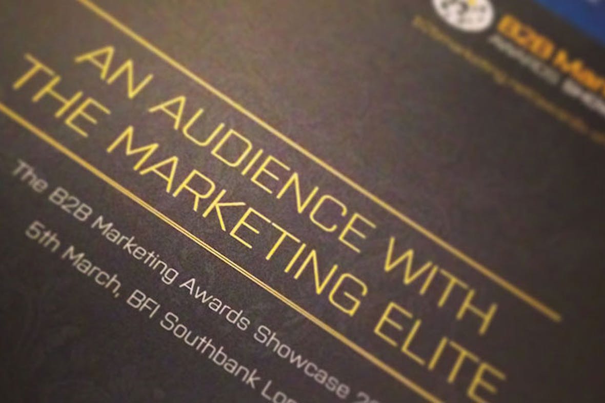 Teksten "An audience with the marketing elite" på et sort ark