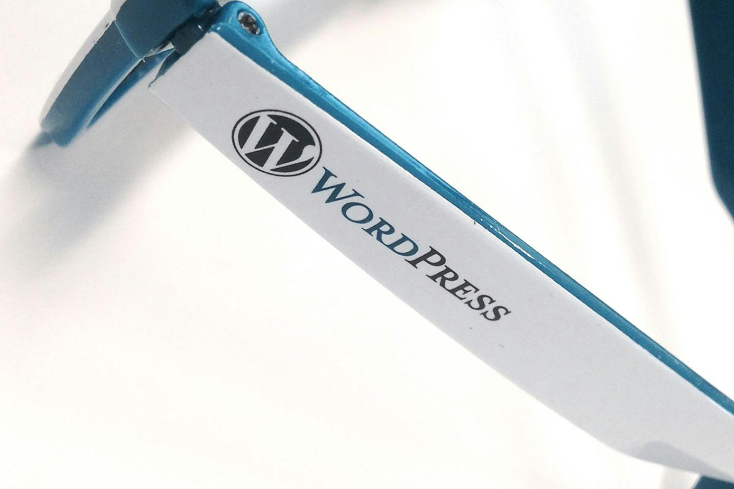 Macrobilde av siden til en brille hvor det står "Wordpress" med logo