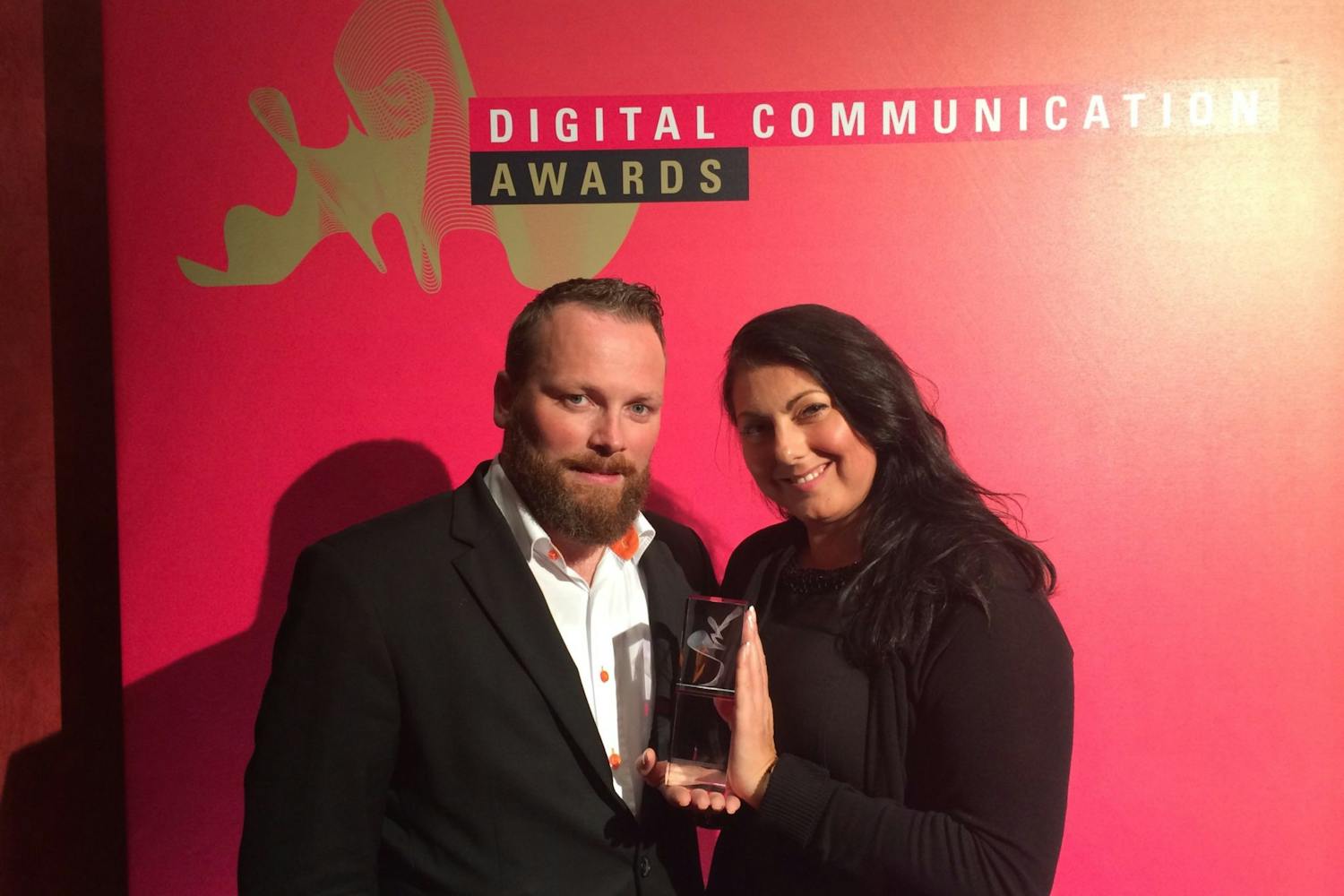 Erik Eskedal og Tina Tharaldsen i Iteo holder Digital Communication Awards trofe