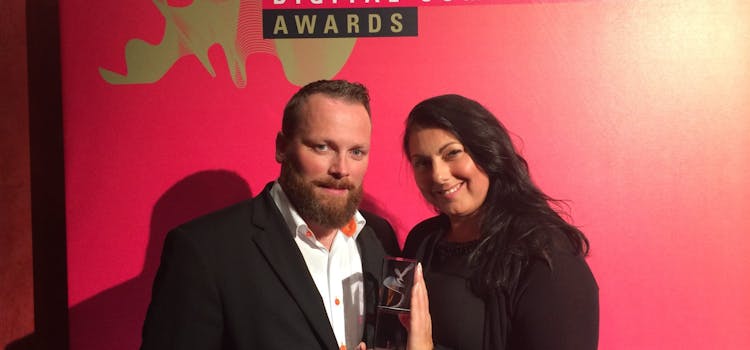 Erik Eskedal og Tina Tharaldsen i Iteo holder Digital Communication Awards trofe