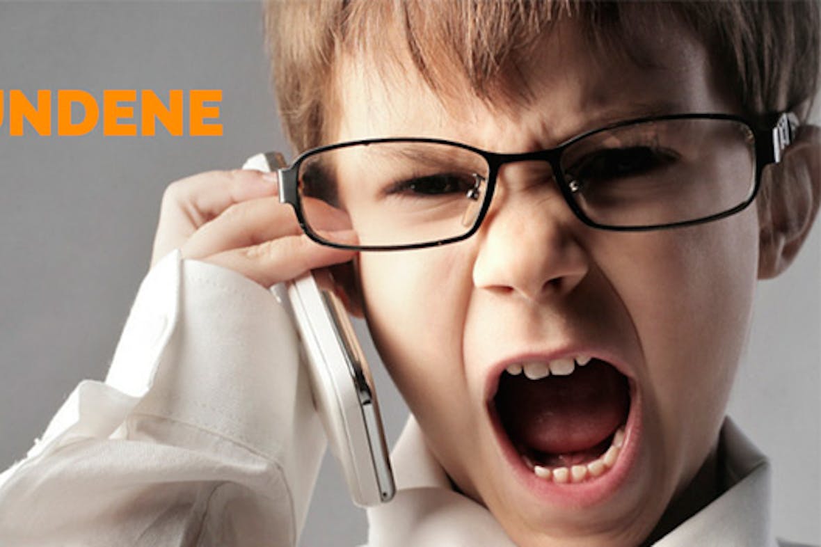Ung gutt med briller skriker i telefonen. Tekst "Slutt å irriter kundene dine nå"
