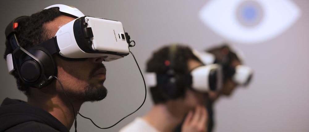 Tre menn med VR headset