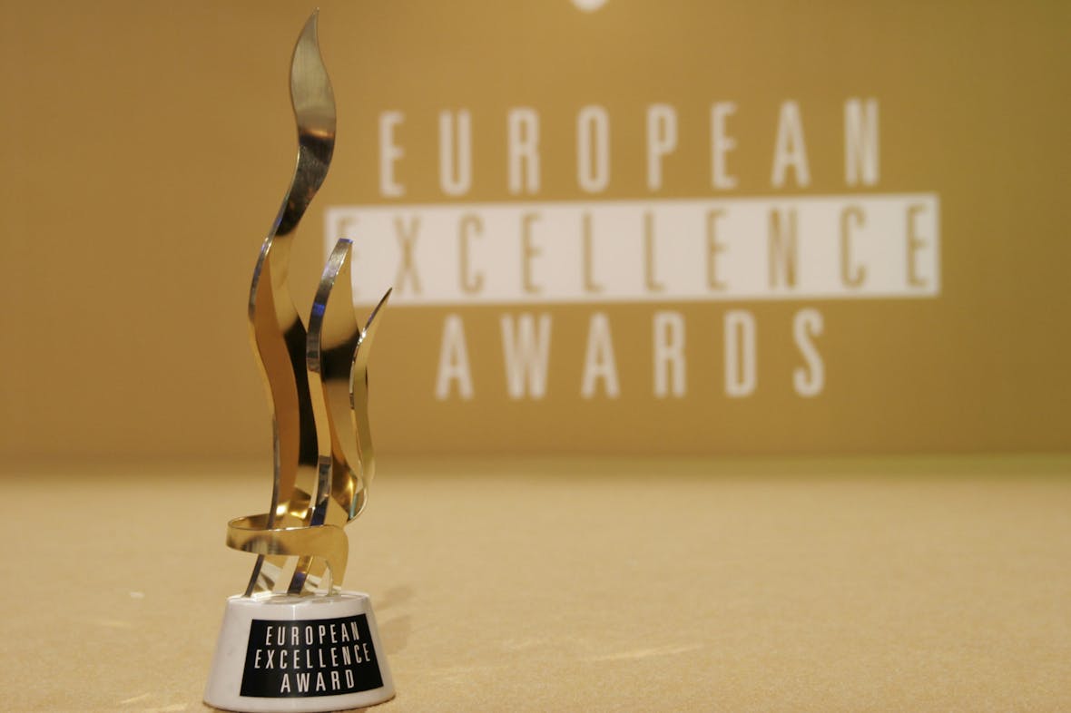 Gullpokal med tekst "European Excellence Award"