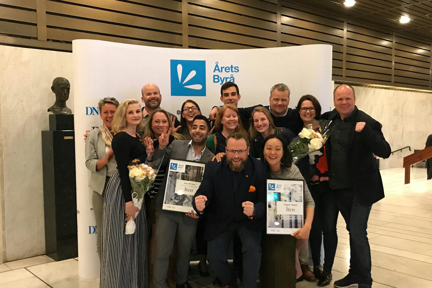 Iteos ansatte smiler og poserer med prisen for Årets PR Byrå 2017