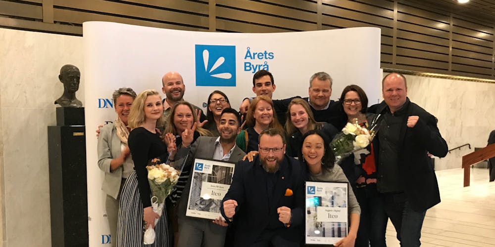Iteos ansatte smiler og poserer med prisen for Årets PR Byrå 2017