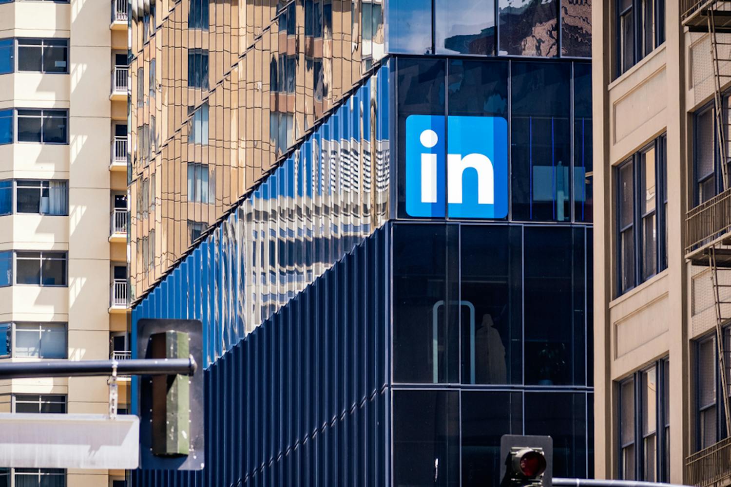 Bygning med LinkedIn-logoen i vinduet.
