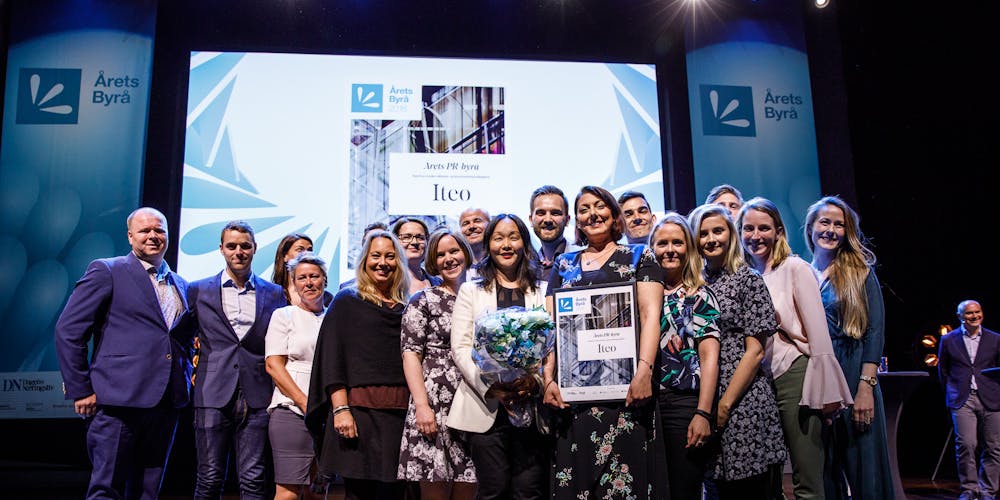 Iteos ansatte oppstilt og smilende da de vant prisen for Årets PR Byrå