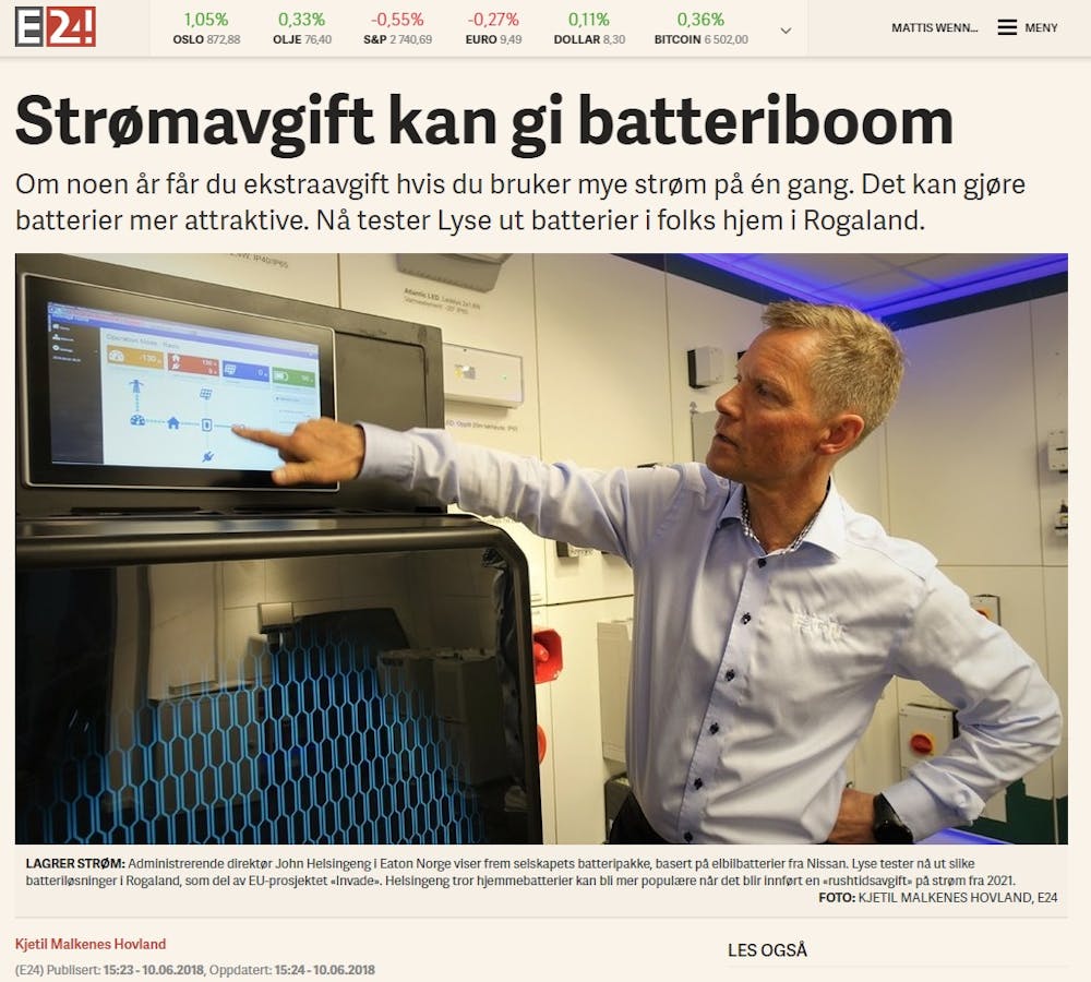 Skjermdump av artikkel fra E24 med tittel "Strømavgidft kan gi batteriboom" med bilde av mann sm peker på skjerm