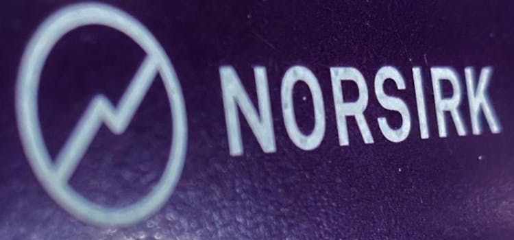 Foto av Norsirk-logo på lilla vegg