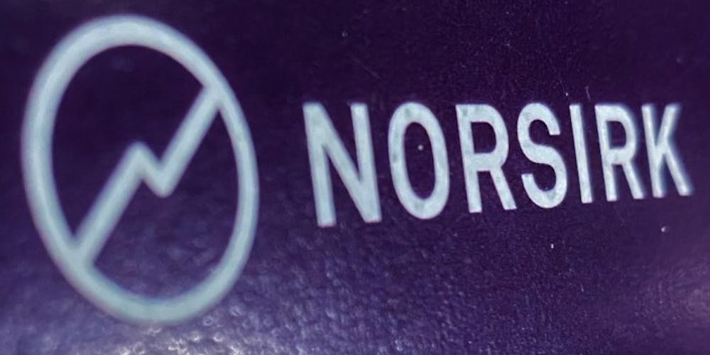 Foto av Norsirk-logo på lilla vegg