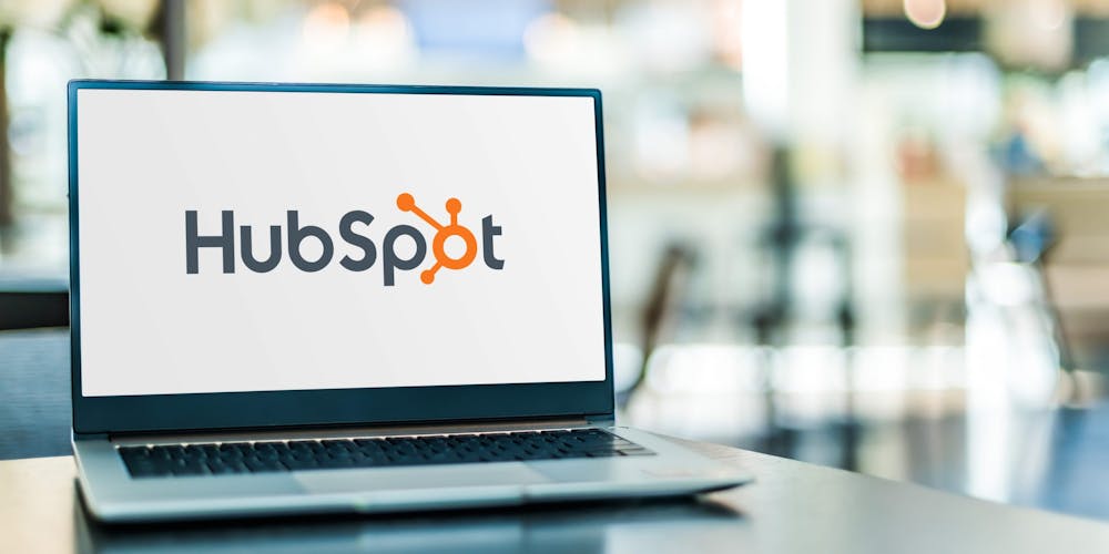 Bilde av en laptop med HubSpot-logo på skjermen.