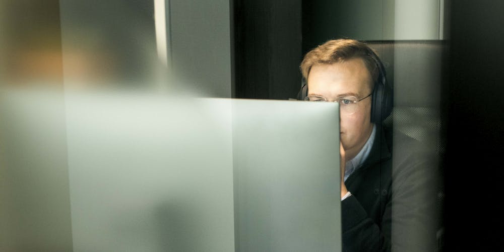 Mattis Wennemo foran en datamaskin.