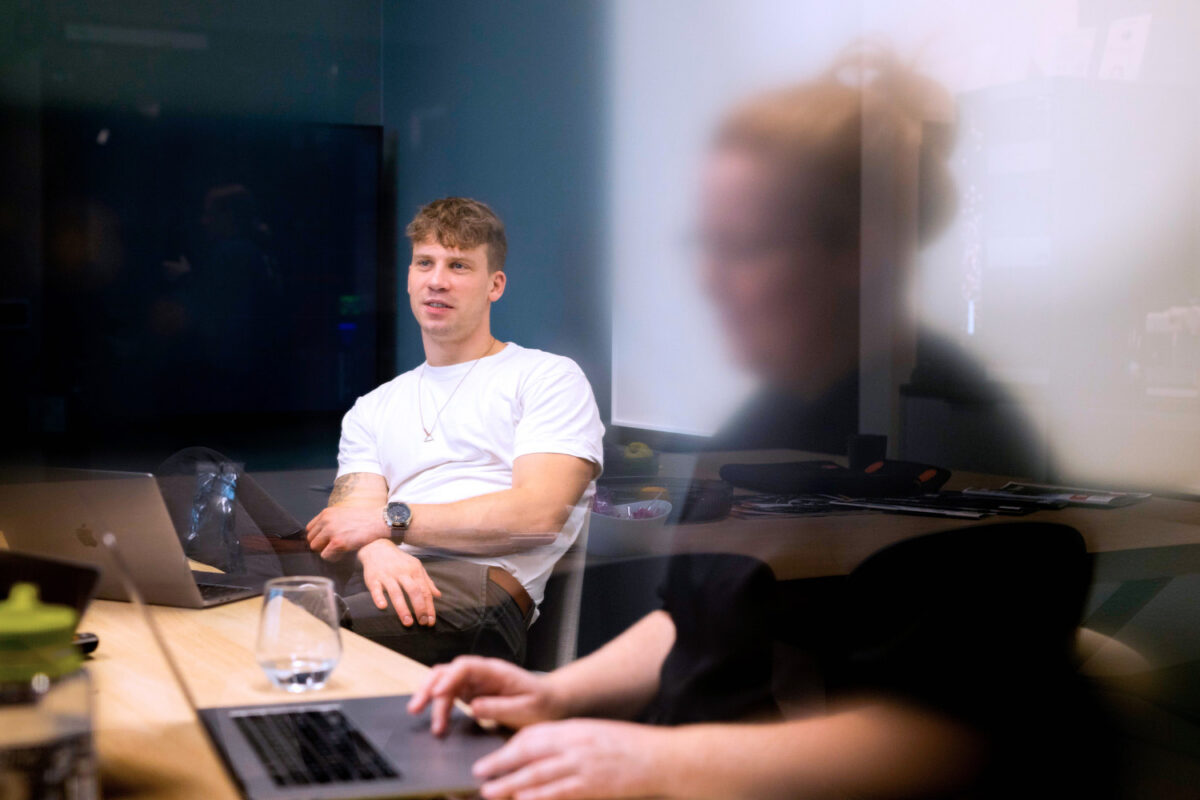 Espen Skogheim snakker om AI i Hubspot på kontor