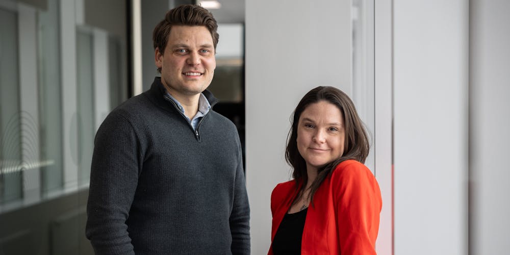 Hans-Petter Bjørkli Tryggvason og Madeleine Vehre Navekvien i Iteo sine kontorer.
