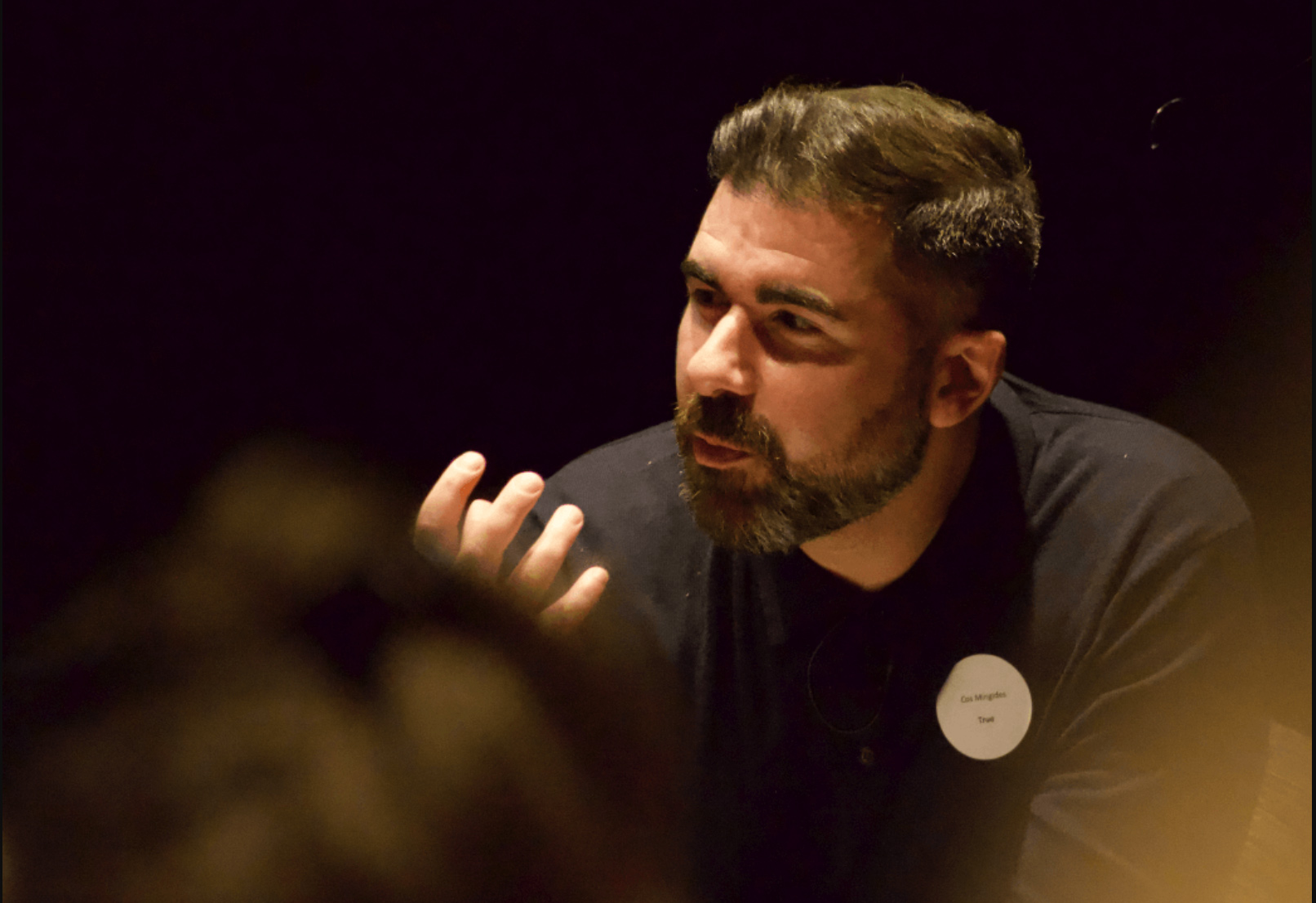 Cos Mingides snakker om effekt i B2B-markedsføring foran mørk bakgrunn