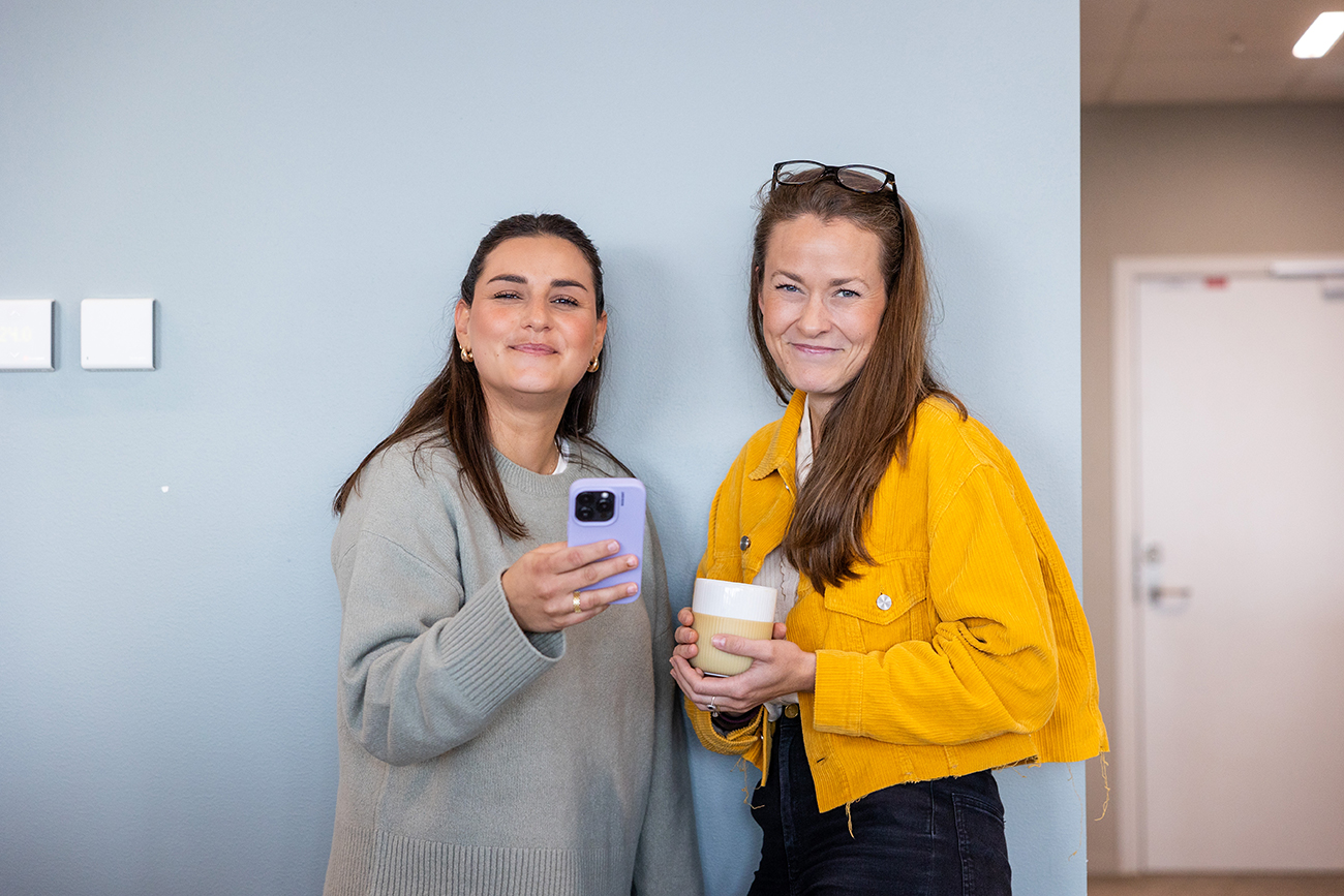 Ida og Hanne Kristine som jobber med merkevarebygging.