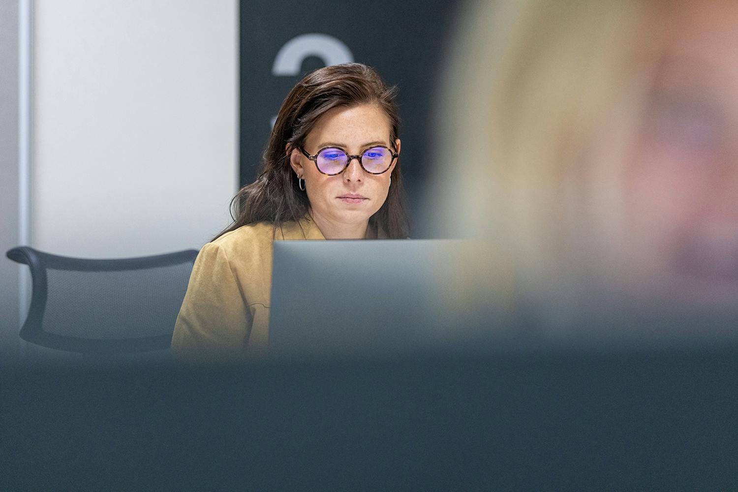 Kvinne ser molefonkent på skjermen sin, for å illustrere krisekommunikasjon.