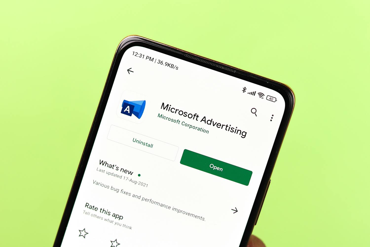 En telefon med Microsoft Advertising-appen åpen.