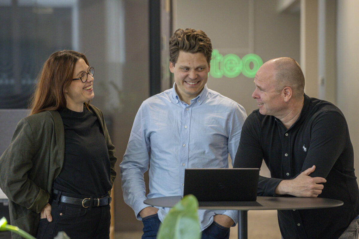 Iteos Carina, Hans-Petter og Andreas kollegaer diskuterer energi og elektro på kontor