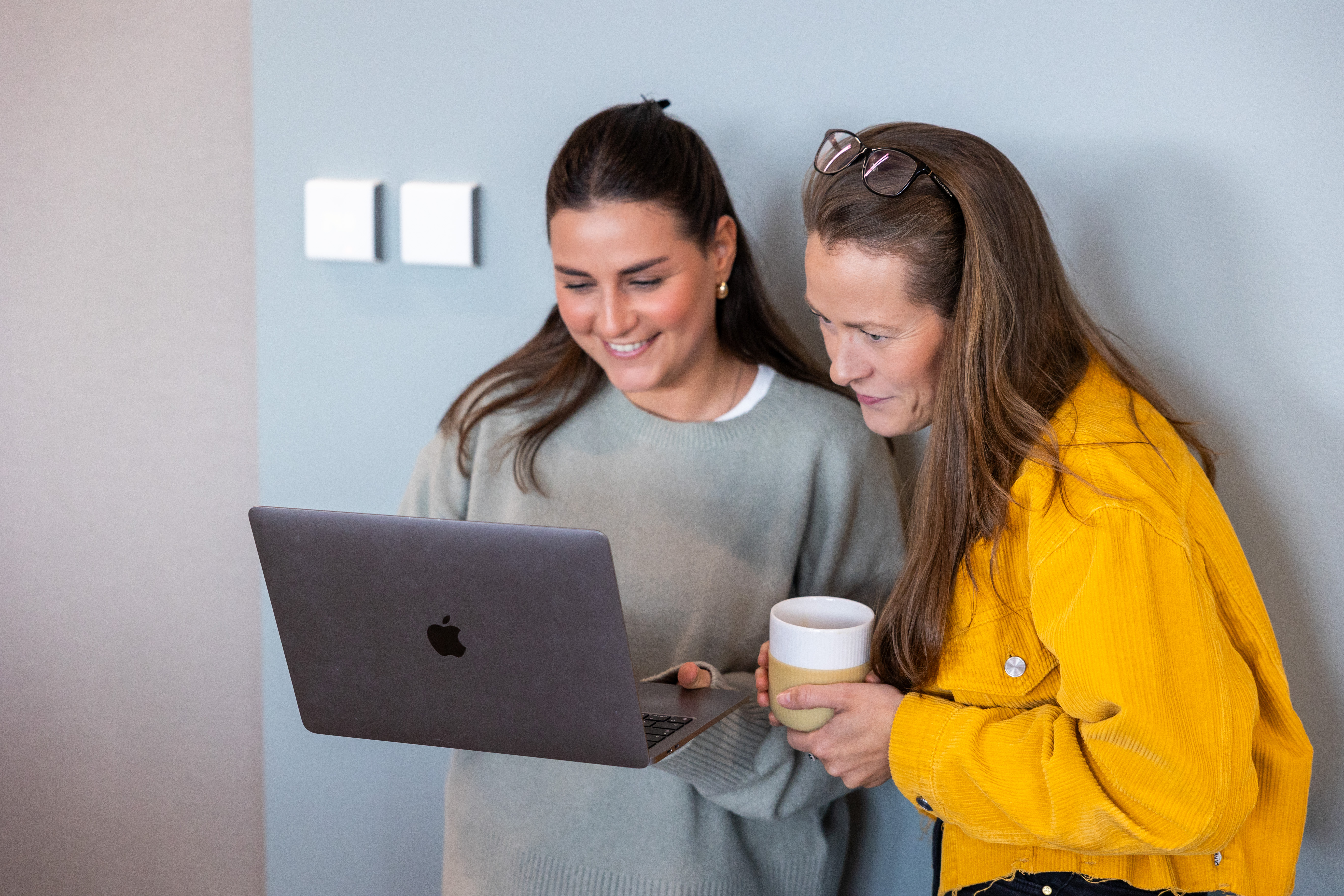 Iteo-rådgivere Ida Marie og Hanne Kristine diskuterer Facebook-strategi