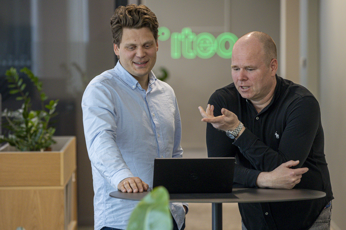 Rådgivere Hans-Petter og Andreas utarbeider kommunikasjonsstrategier for B2B-bedrifter