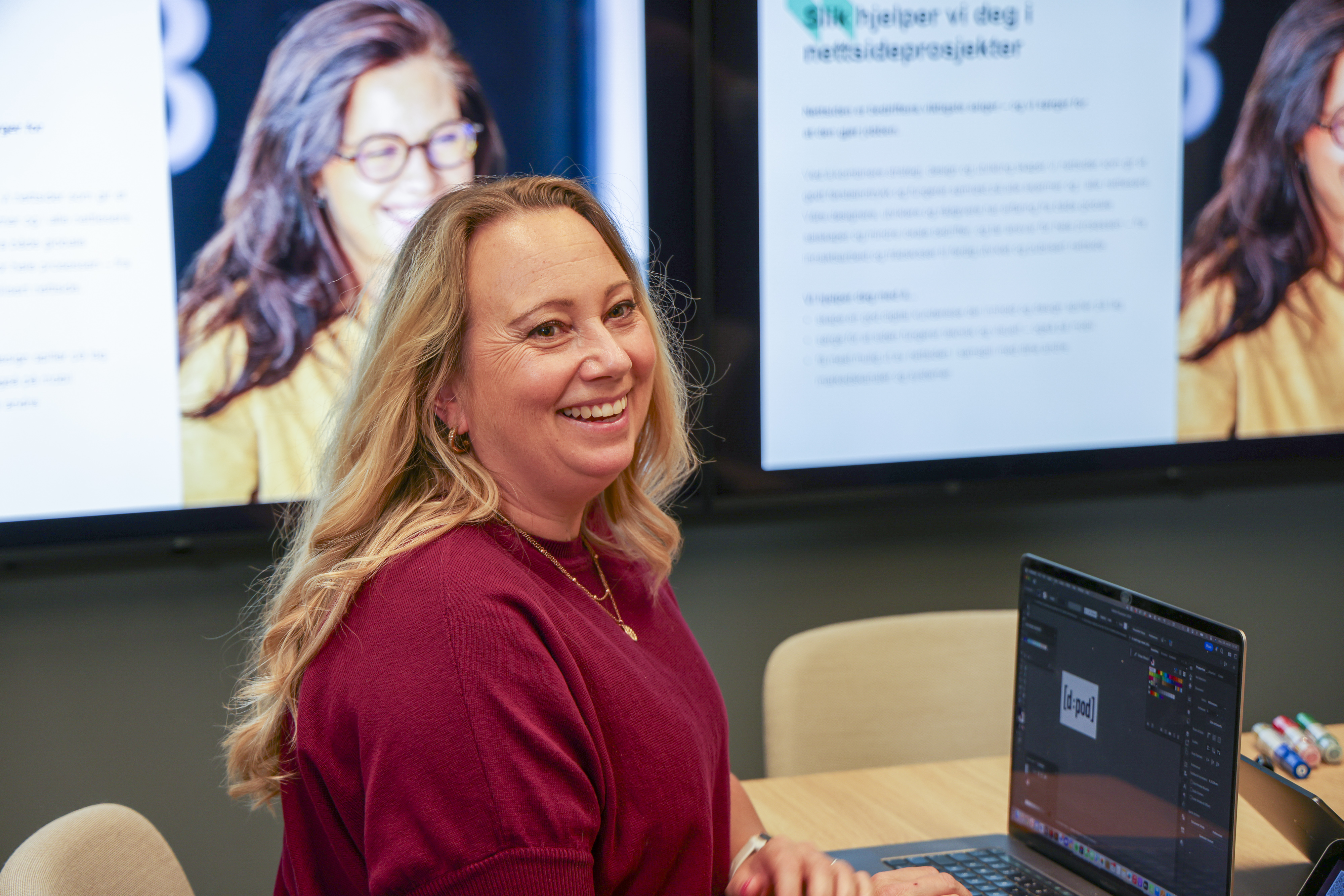 Designer Hanne diskuterer synlighet i AI-søk med Iteo-kollega